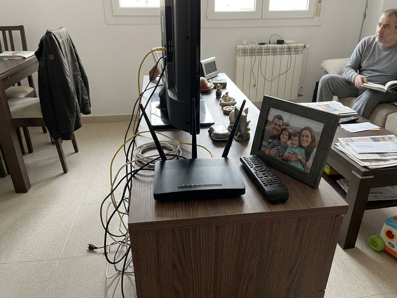 Router wifi en una estantería del salón
